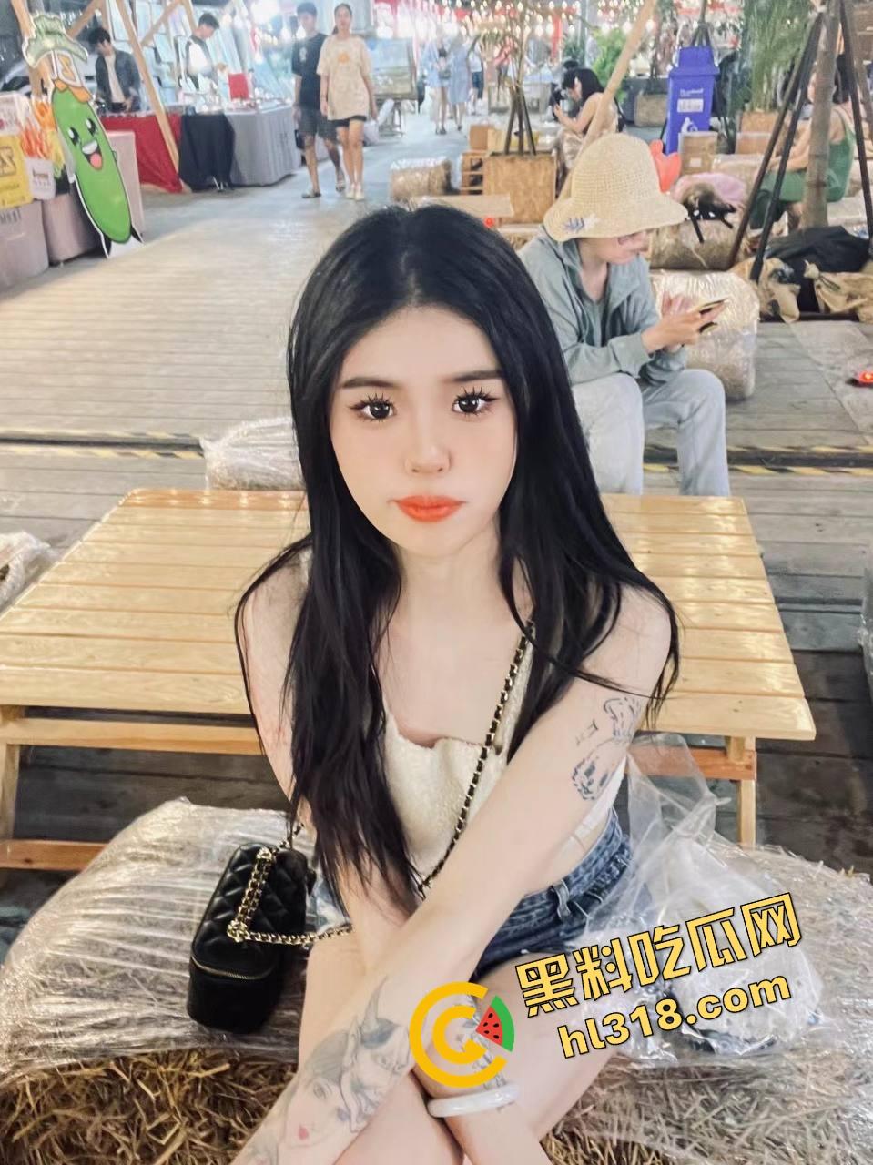 饭局咸猪手大哥一边吃一边抠逼，妹子敬酒嘴上炫啤酒，下面还被摸得湿成一片！-1