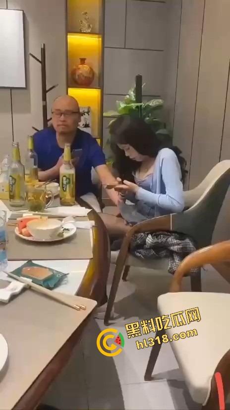 饭局咸猪手大哥一边吃一边抠逼，妹子敬酒嘴上炫啤酒，下面还被摸得湿成一片！-7