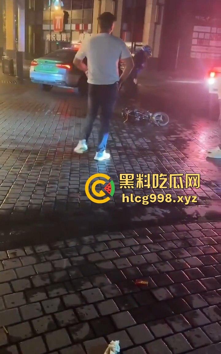四川成都代驾闹乌龙！醉酒男误开他人车后备箱，双方争执升级，最后直接上演街头斗殴！-3