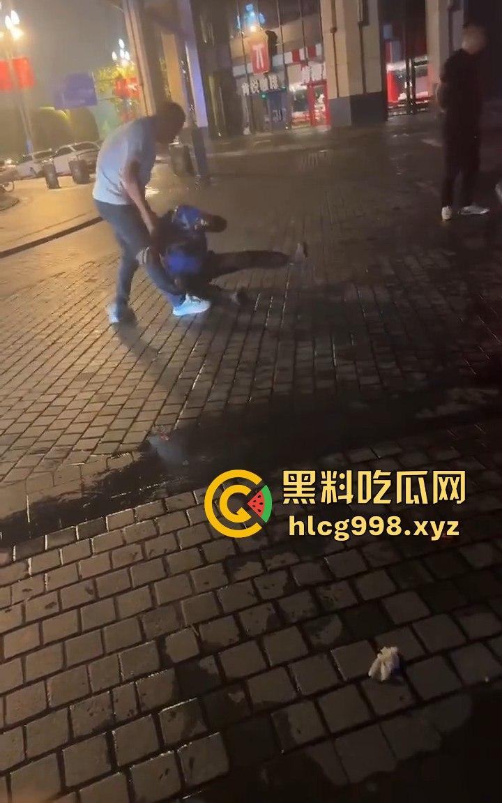 四川成都代驾闹乌龙！醉酒男误开他人车后备箱，双方争执升级，最后直接上演街头斗殴！-6