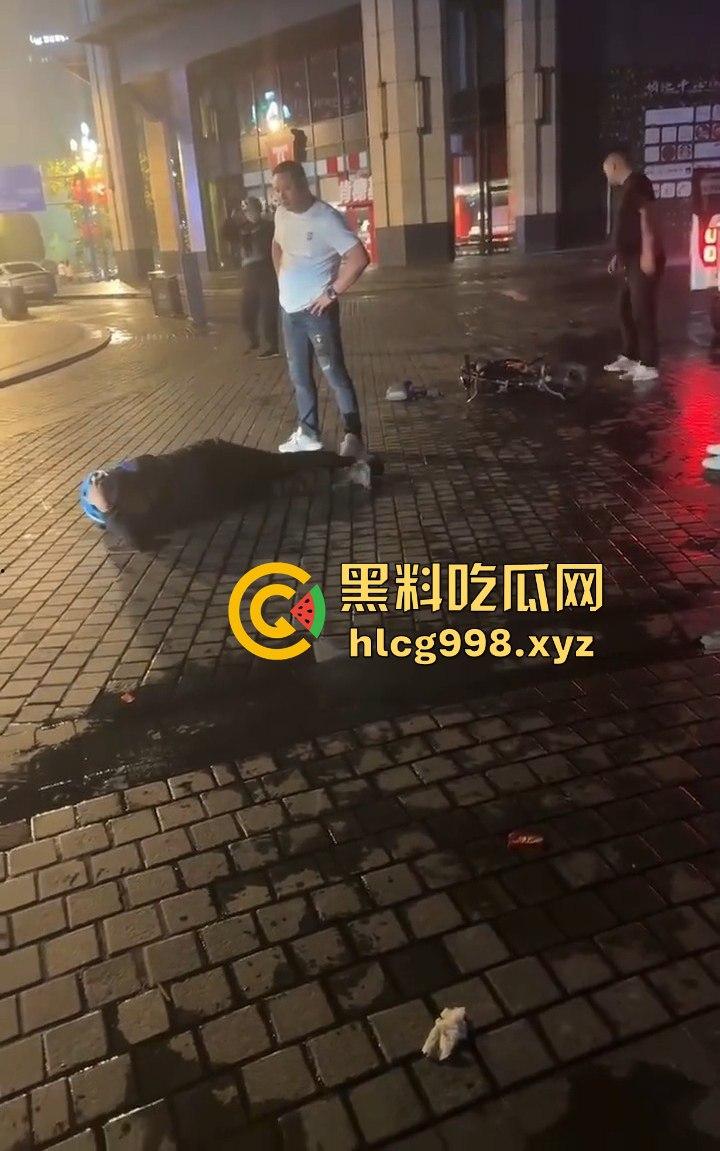 四川成都代驾闹乌龙！醉酒男误开他人车后备箱，双方争执升级，最后直接上演街头斗殴！-7