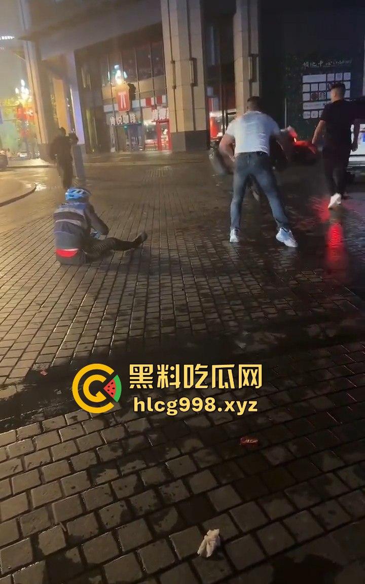 四川成都代驾闹乌龙！醉酒男误开他人车后备箱，双方争执升级，最后直接上演街头斗殴！-8