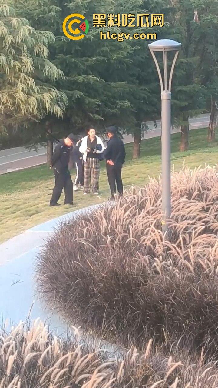 山东网友爆料熊孩子河边射高抛箭！家长嚣张不听劝，网友无奈报警处理！-7