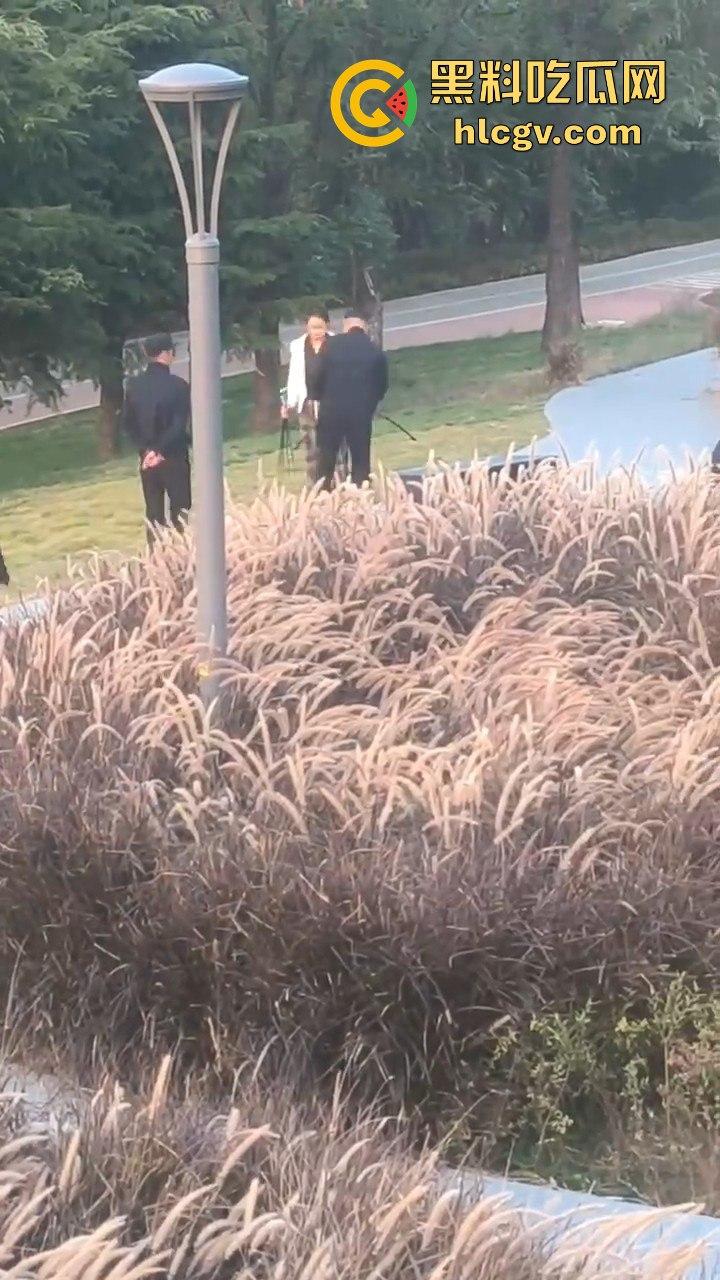 山东网友爆料熊孩子河边射高抛箭！家长嚣张不听劝，网友无奈报警处理！-8