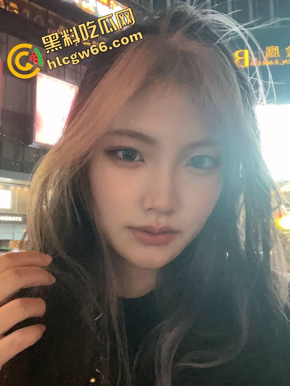 黑皮小婊暴力被操，御姐脸母狗体，大长腿被掰开抽插，小穴肉纹贴床，自拍肉体只为勾人！-1