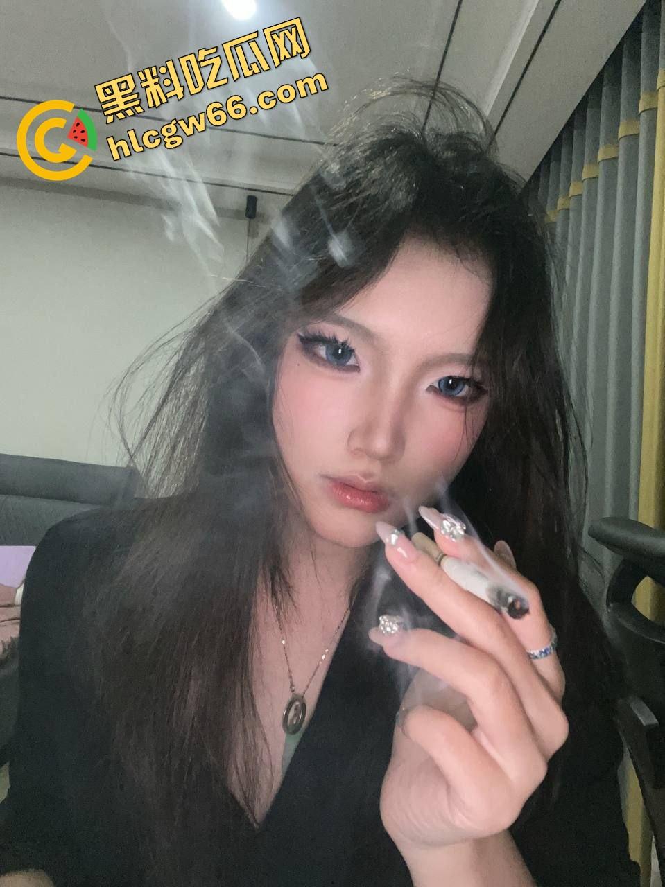 黑皮小婊暴力被操，御姐脸母狗体，大长腿被掰开抽插，小穴肉纹贴床，自拍肉体只为勾人！-2