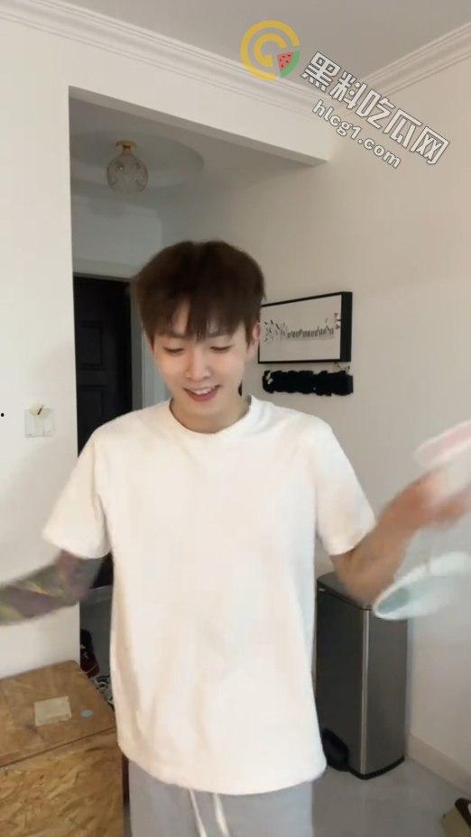 广东羽毛球教练【沈仔】因手机丢失被发现是同性恋，男男性爱视频被流出-3