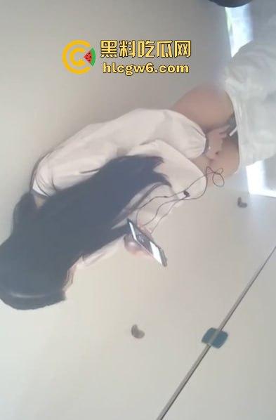 女大学生看片忍不住看到湿穿裤子 冲进厕所自己摸玩手活 被小哥偷拍全程纪录真是个极品骚货！-6