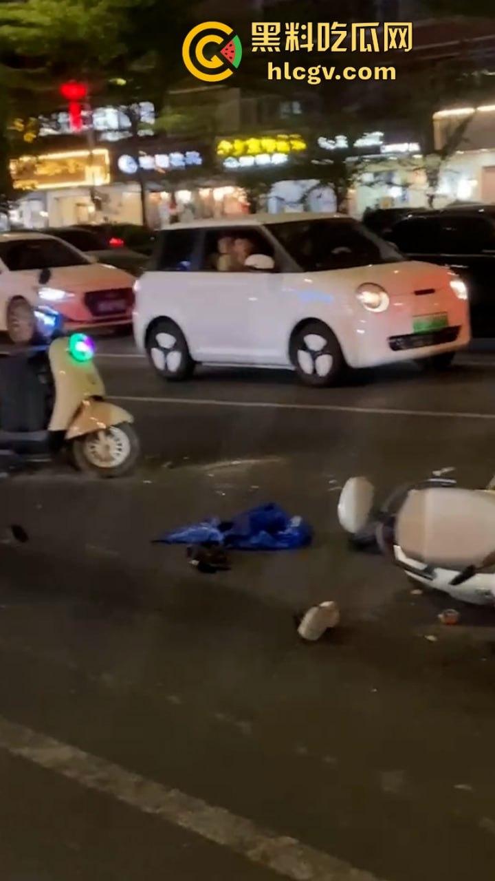 广东汕头一男子车速过快 与迎面三车连环相撞 现场豪车一堆 估计要赔死了-1