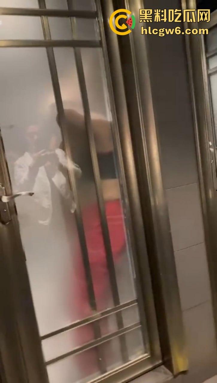 上海东方牧场名不虚传 洋大人一出场 妹子当场湿身舌吻 越亲逼越痒直接厕所开战 吃瓜群众围观拍下爱情大片！-4