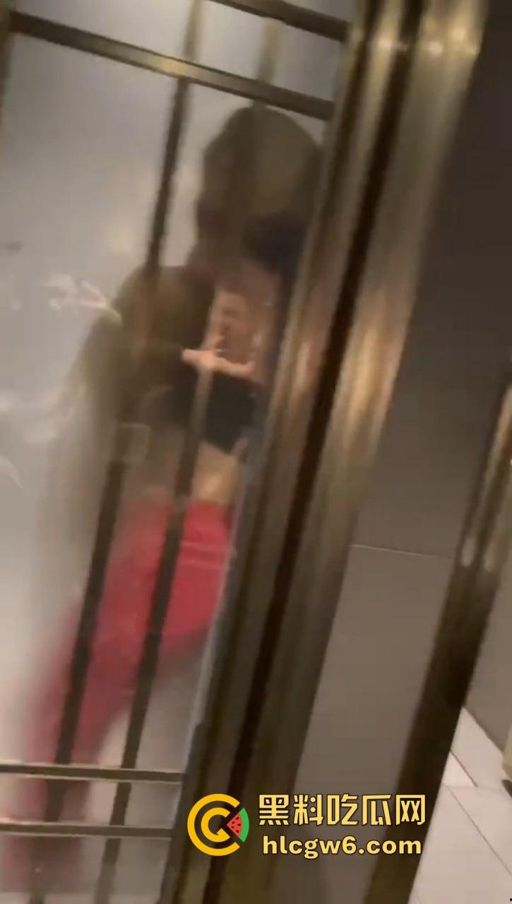 上海东方牧场名不虚传 洋大人一出场 妹子当场湿身舌吻 越亲逼越痒直接厕所开战 吃瓜群众围观拍下爱情大片！-8