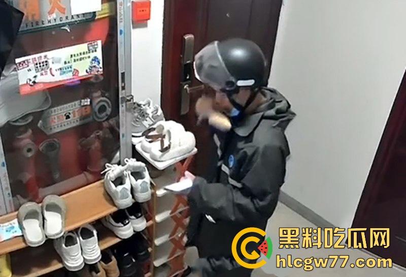 南通拆迁房小区 半夜惊现变态男 蹲守民宅狂舔女户主高跟鞋 五分钟监控视频流出！-6