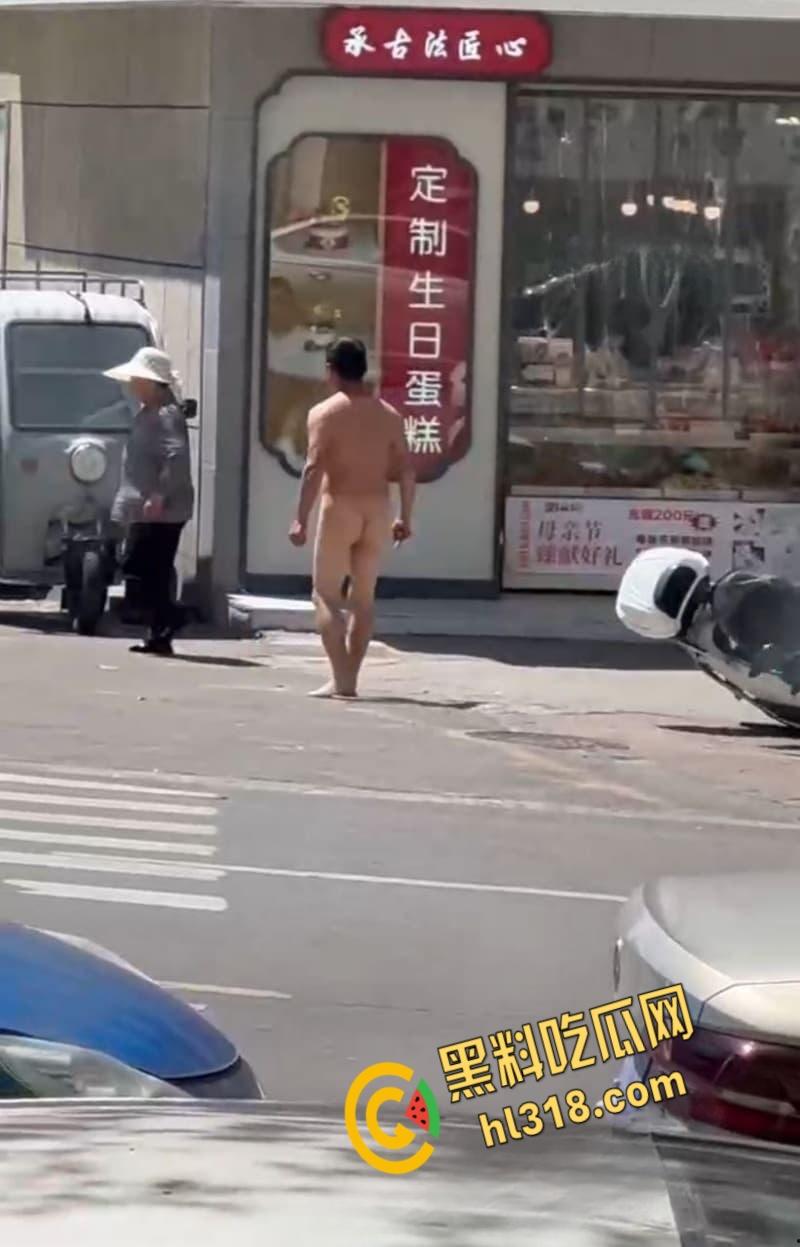 这年头真啥人都有，江西鹰潭惊现裸奔男，光腚推大妈摩托，吓得阿姨尖叫逃窜，还全裸探店吓傻街边店铺！-3