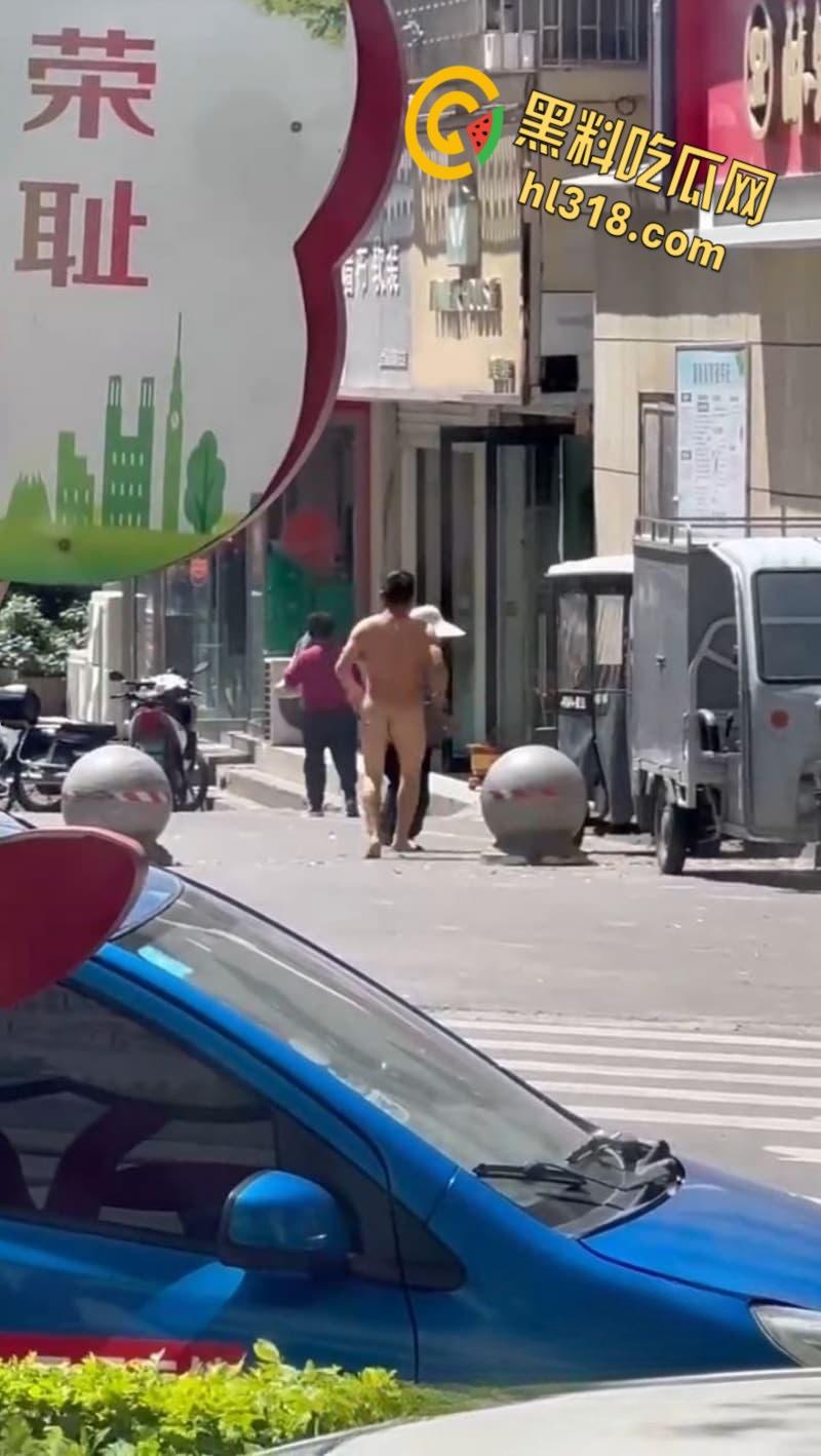 这年头真啥人都有，江西鹰潭惊现裸奔男，光腚推大妈摩托，吓得阿姨尖叫逃窜，还全裸探店吓傻街边店铺！-7