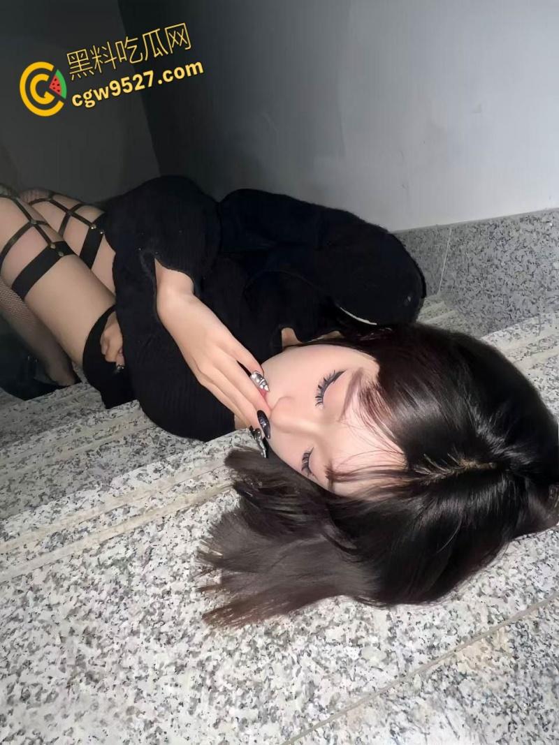 辽宁商贸职业学院精神小妹【冯朝】，唇钉鼻钉杀马特风，自慰娇喘充满整个房间，假鸡巴塞满阴道潮喷！-5