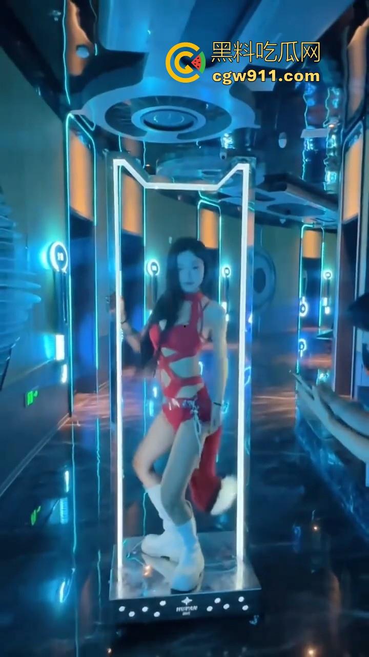 带你体验一下有钱人的包厢文化，极品模特大长腿，两杯酒下肚就开操，有钱真的可以为所欲为！-3