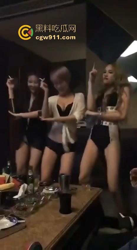 带你体验一下有钱人的包厢文化，极品模特大长腿，两杯酒下肚就开操，有钱真的可以为所欲为！-6
