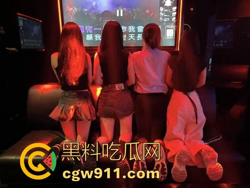 带你体验一下有钱人的包厢文化，极品模特大长腿，两杯酒下肚就开操，有钱真的可以为所欲为！-11