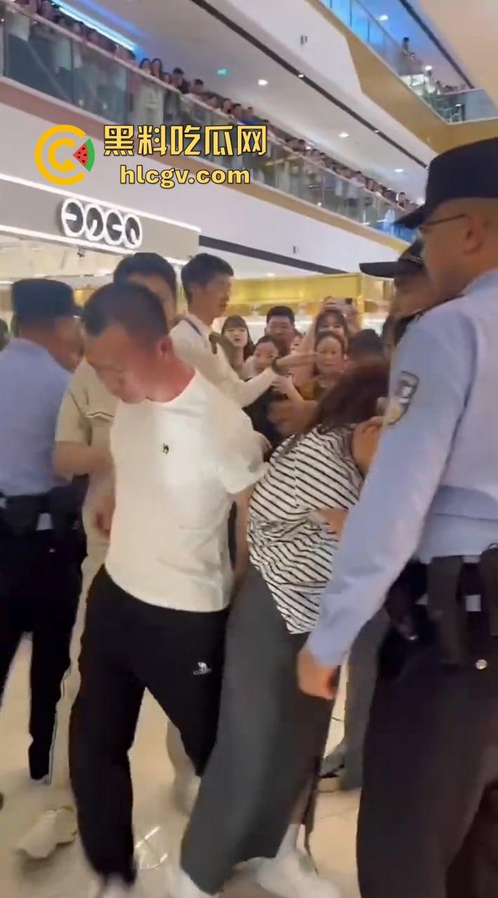 陕西女子带弟弟商场捉奸，姐弟联手怒打小三和渣姐夫！小三哭惨，姐夫被按墙扇脸不敢吭声！-1