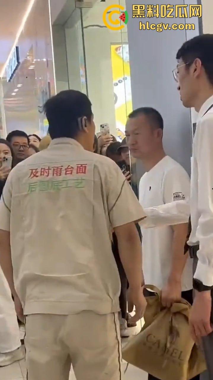 陕西女子带弟弟商场捉奸，姐弟联手怒打小三和渣姐夫！小三哭惨，姐夫被按墙扇脸不敢吭声！-2