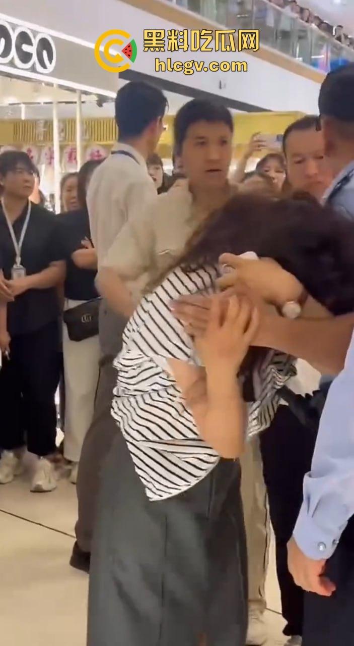 陕西女子带弟弟商场捉奸，姐弟联手怒打小三和渣姐夫！小三哭惨，姐夫被按墙扇脸不敢吭声！-5