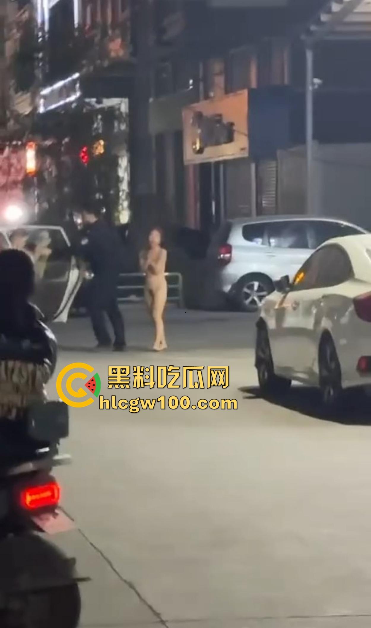 大长沙深夜出奇葩秀，裸女硬核街头行走问候警察，骚比尿裤子花式炫湿，这样的戏码年年有？-2