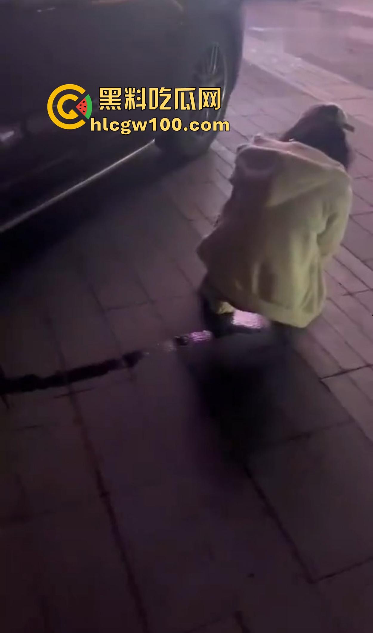 大长沙深夜出奇葩秀，裸女硬核街头行走问候警察，骚比尿裤子花式炫湿，这样的戏码年年有？-8