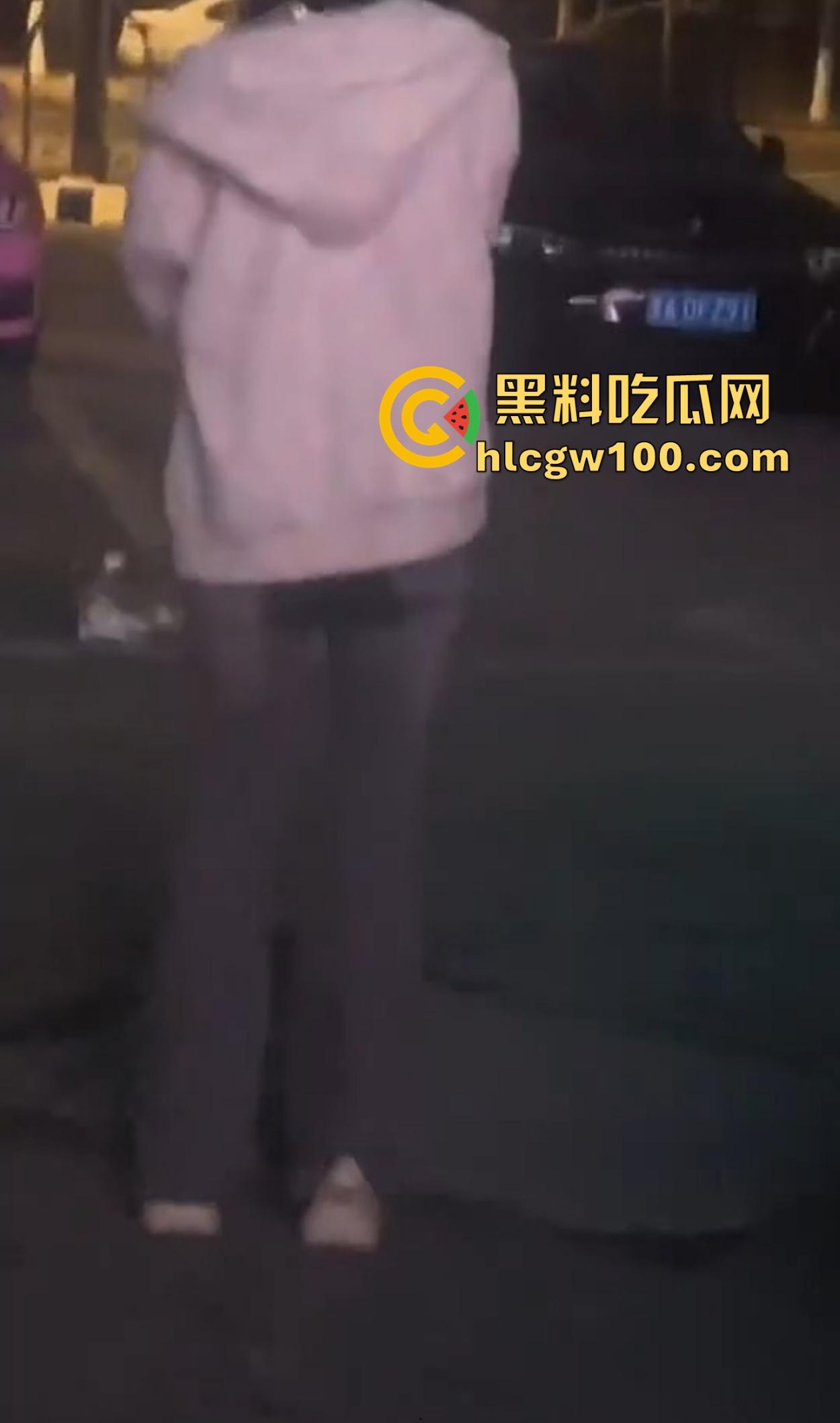 大长沙深夜出奇葩秀，裸女硬核街头行走问候警察，骚比尿裤子花式炫湿，这样的戏码年年有？-11