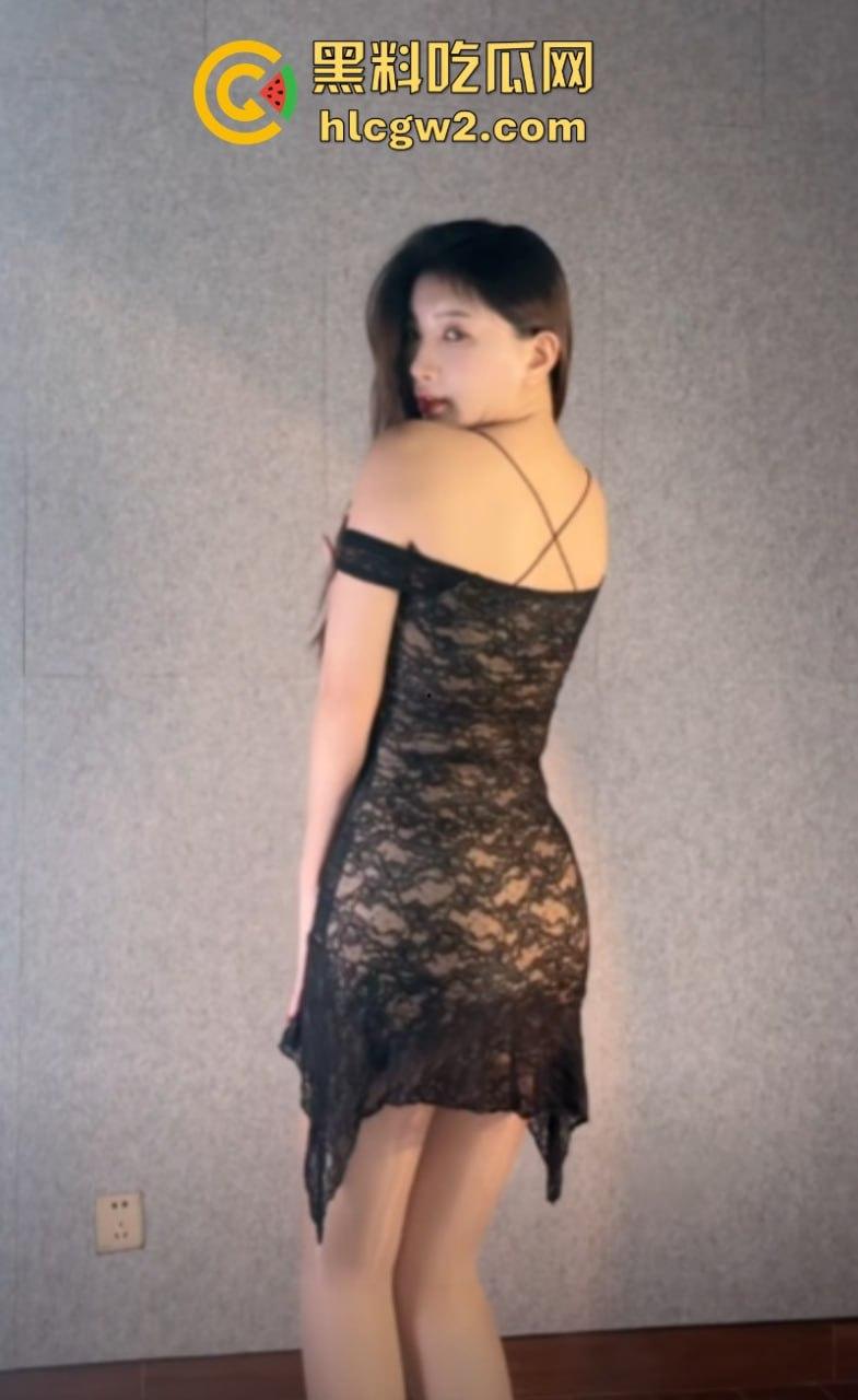 先天炮架圣体抖音网红【000】 付费福利流出 逆天美腿配黑丝 丁字骚裤抠肥逼 简直极品！-4