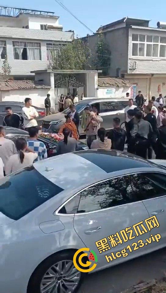 河南淮滨县天价彩礼闹剧！结婚当天临时加价18万，新娘跑上婚车，哥哥躺地上耍流氓拦车！-10