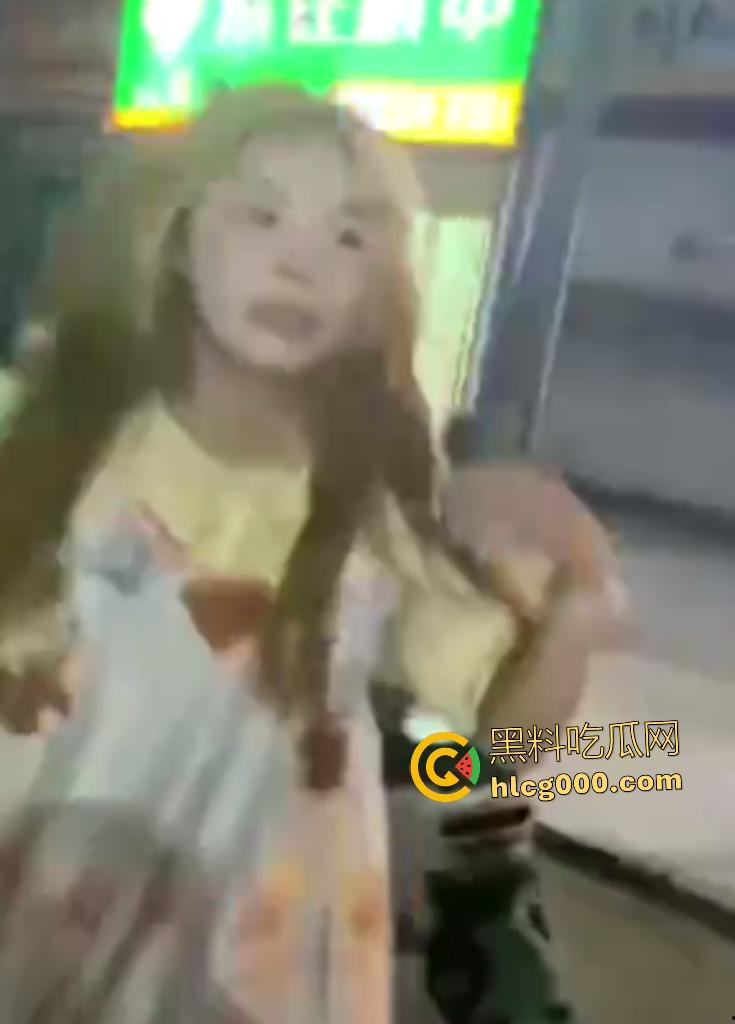 精神小伙脚踏两条船，前女友暴揍黄毛现女友，前女友还借钱和车给小伙用，直接欠一屁股债！-1