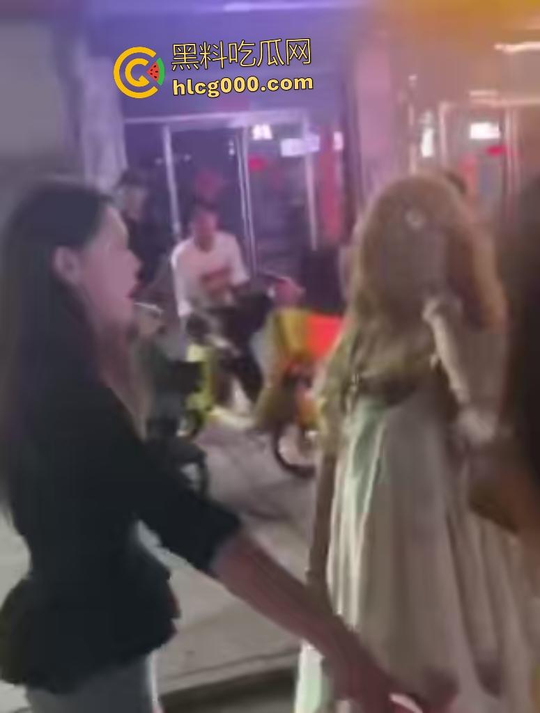 精神小伙脚踏两条船，前女友暴揍黄毛现女友，前女友还借钱和车给小伙用，直接欠一屁股债！-6