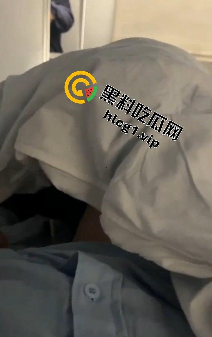 火车硬卧激情调教！女友当众玩弄自慰棒，场面劲爆让人屏息！-3