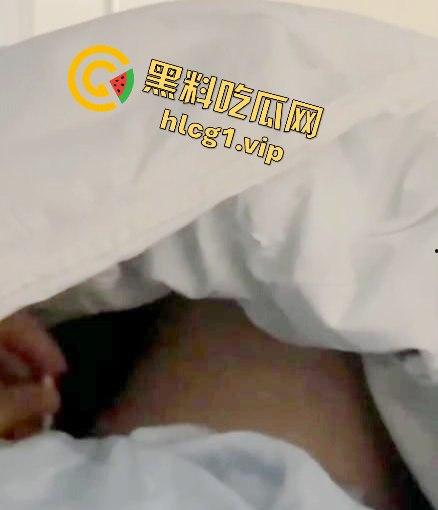 火车硬卧激情调教！女友当众玩弄自慰棒，场面劲爆让人屏息！-4