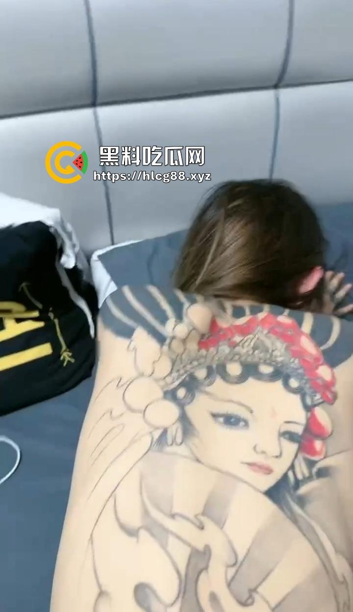 河南精神小妹胸前头纹帝屁股刻操我，跟野汉子干得床崩塌，满屋子淫声浪语！-19