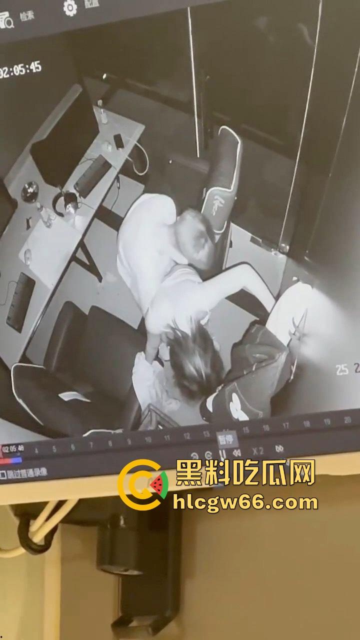 不愧是精神小伙 河北邯郸武汉某网吧监控录下小情侣激情一幕-6