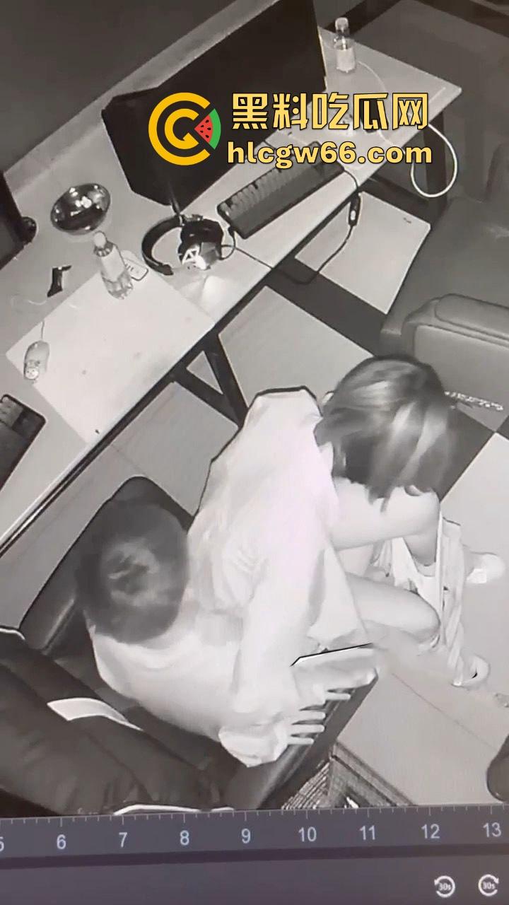 不愧是精神小伙 河北邯郸武汉某网吧监控录下小情侣激情一幕-9