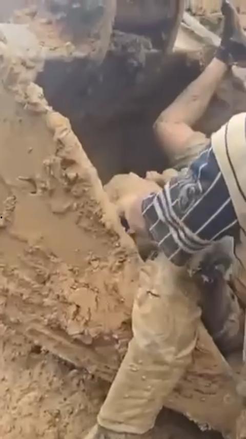 惊天摄魄！非洲刚果铜矿场坍塌惨剧：80人惨被活埋葬身矿场，挖掘机疯狂清尸，尸骨遍野！-7