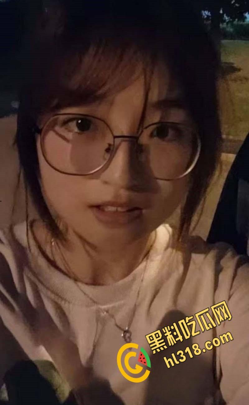 广西柳州反差眼镜妹，在校期间到处勾搭帅哥，多次跟学长出去开房3P，完美露脸母狗属性十分淫荡！-3