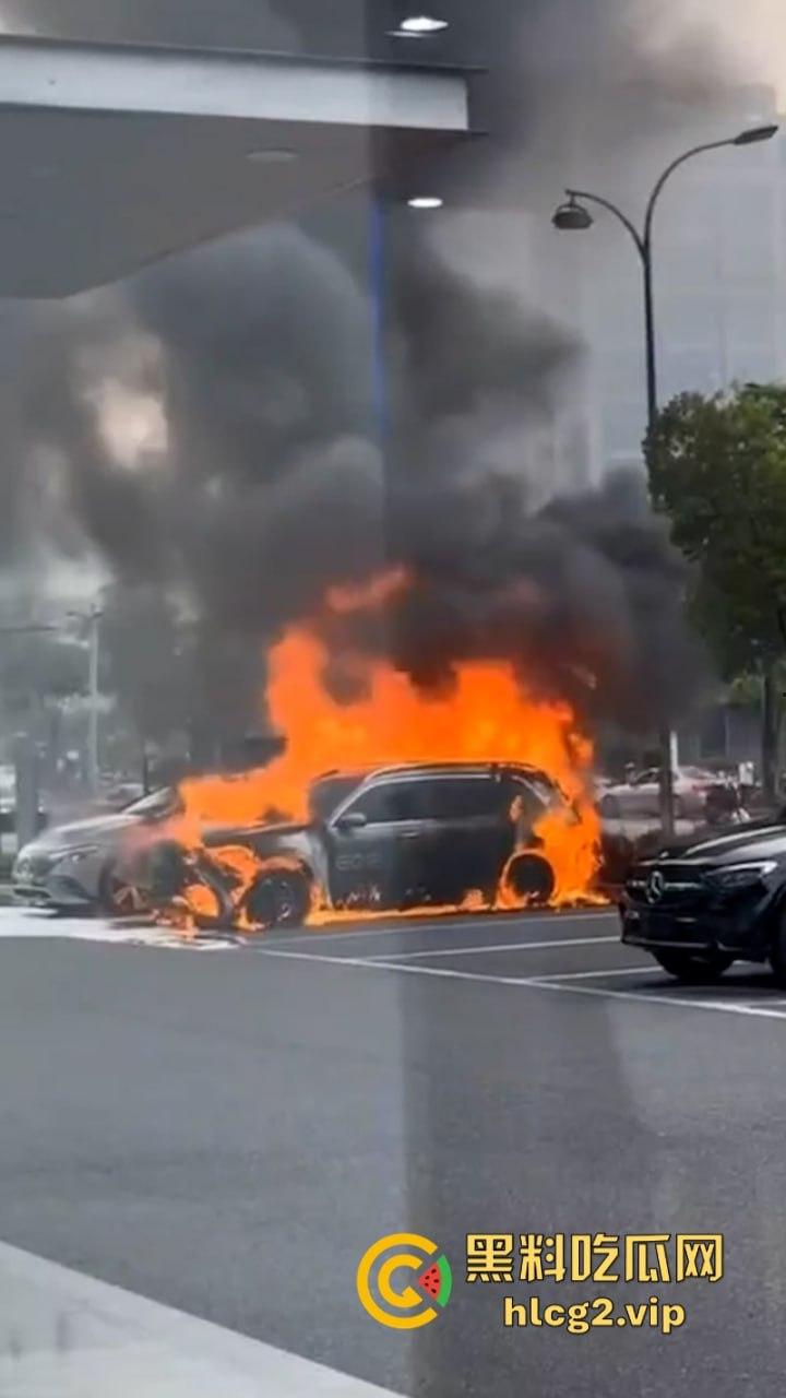 愿三叉照耀你的事业与前程又又又着了？奔驰4S店再曝新能源车自燃事件！-3