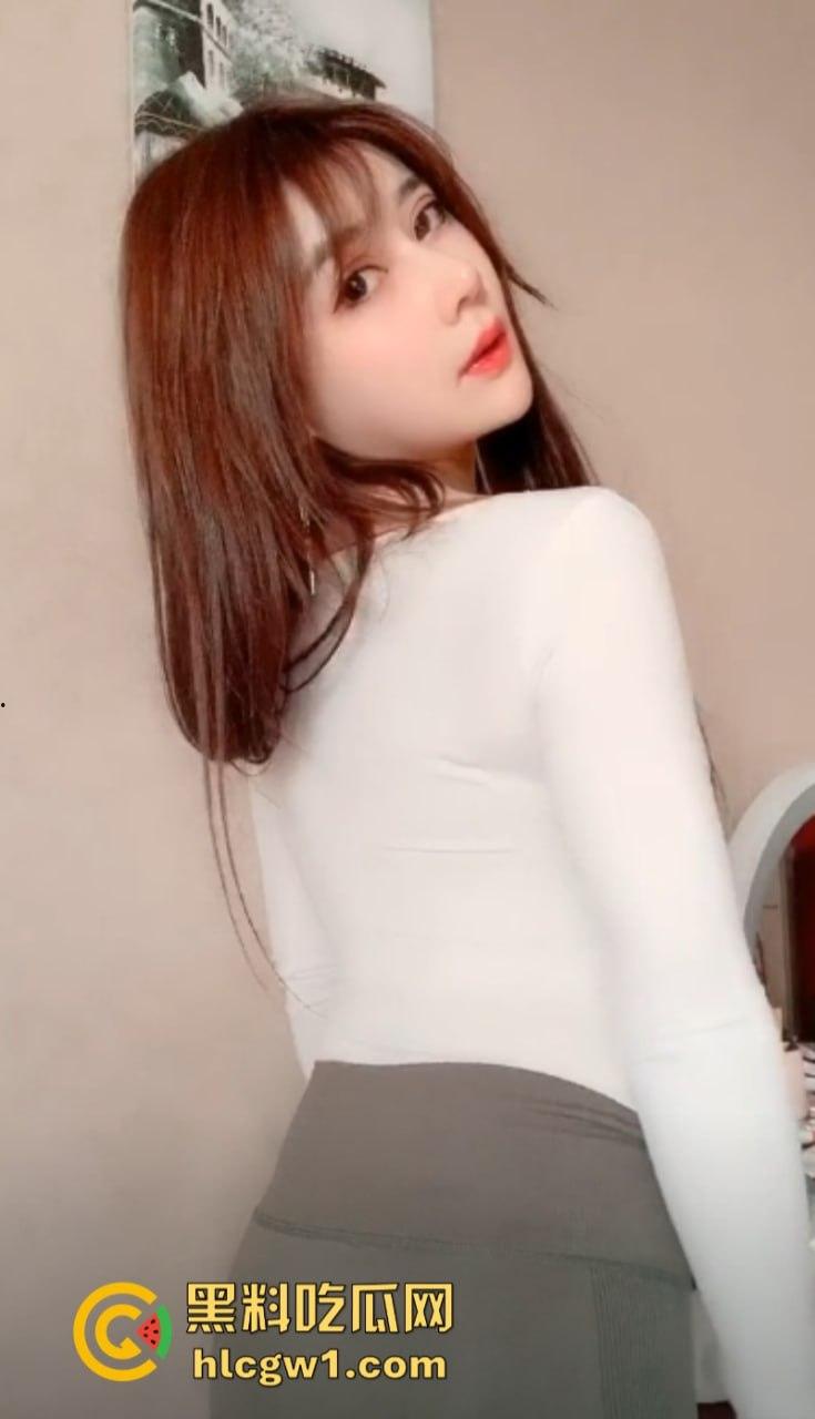 抖音高颜网红【我就是太阳】大小号双开勾引金主并售卖福利私拍 白嫩身姿真够人养眼！-7