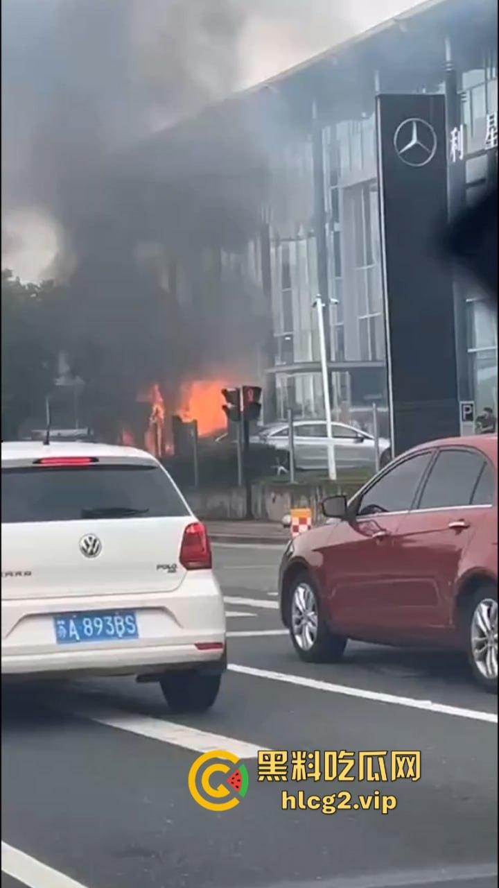 愿三叉照耀你的事业与前程又又又着了？奔驰4S店再曝新能源车自燃事件！-6