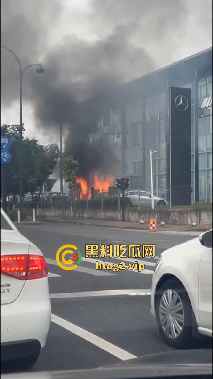 愿三叉照耀你的事业与前程又又又着了？奔驰4S店再曝新能源车自燃事件！-8