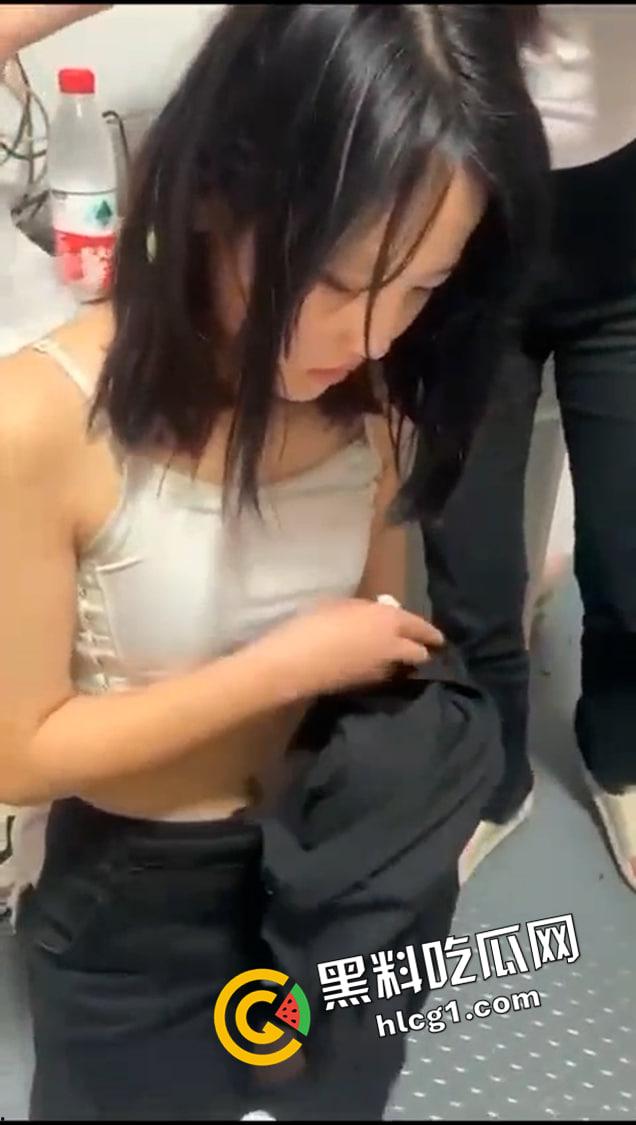 好姐妹就要一起被霸凌！两姐妹相继被教训 脱掉胸罩 羞辱到落泪 现场视频流出-7