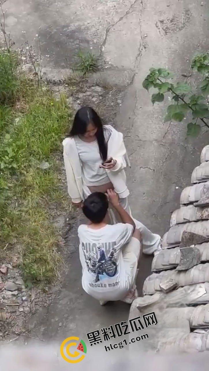 农村小情侣 高一就在户外激情抠逼 快活之际惨遭偷拍-4