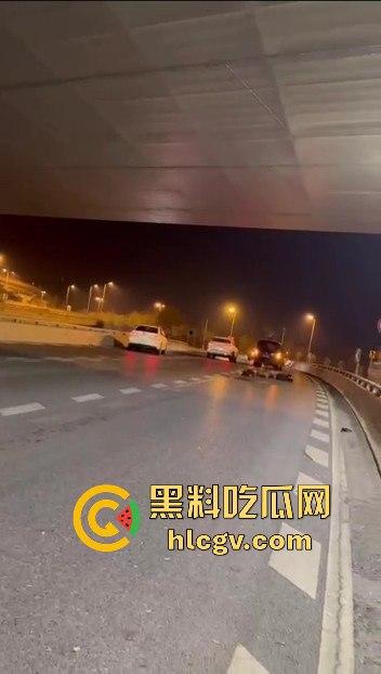 西安立交桥两男子醉酒骑摩托撞护栏，一男子爆头止血，没想到面包车又来补一刀！-6