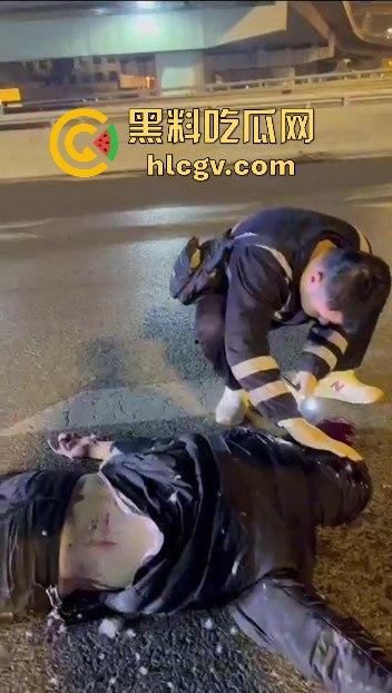 西安立交桥两男子醉酒骑摩托撞护栏，一男子爆头止血，没想到面包车又来补一刀！-9