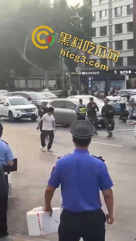 西安大雁塔景区菜刀小伙与警察激烈交火，惊心动魄现场引爆网络！-6