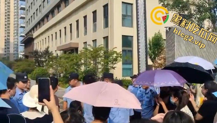 青岛李沧区圣德心脑血管医院迁建引发抗议，家长怒骂警察直接被捕！-1