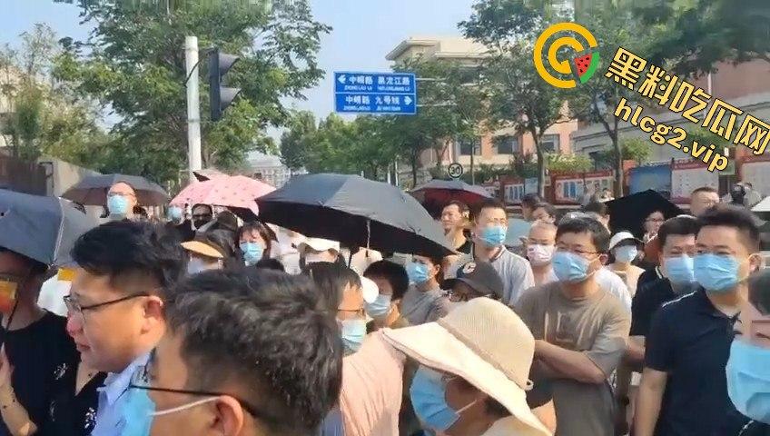 青岛李沧区圣德心脑血管医院迁建引发抗议，家长怒骂警察直接被捕！-8